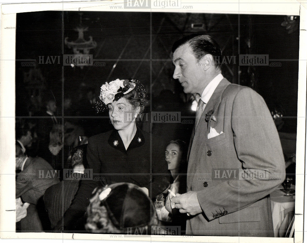 1945 Press Photo Walter Pidgeon Mrs. P - Historic Images