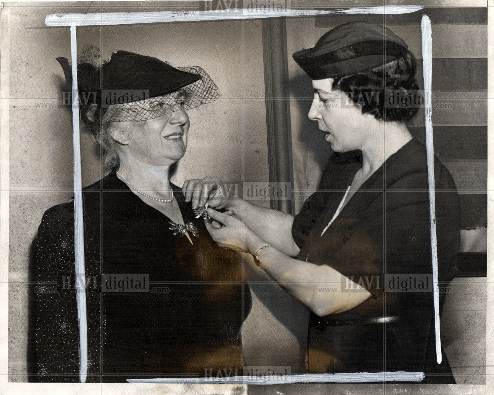 1941 Press Photo Mrs. Heinrich Pickert Blue Triangle - Historic Images