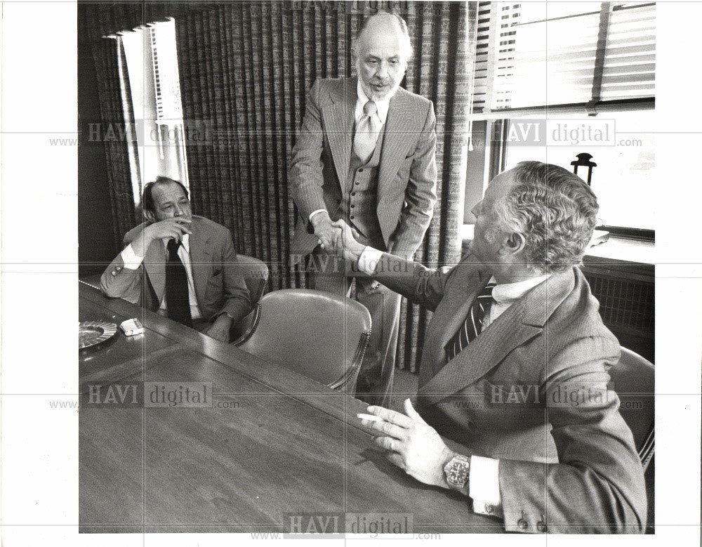 1977 Press Photo Sundlun Shakes - Historic Images