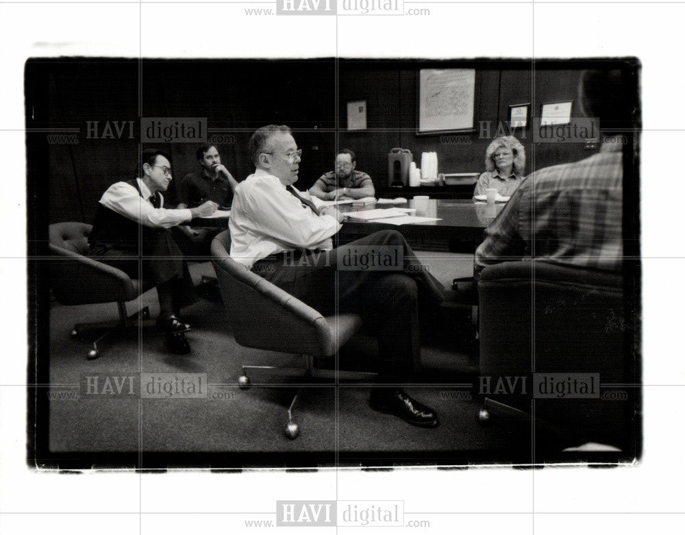 1989 Press Photo David Pigott GM plant Flint Michigan - Historic Images