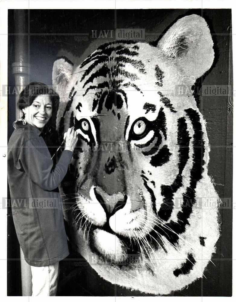 1979 Press Photo Carolyn Pickle detroit zoo tiger - Historic Images