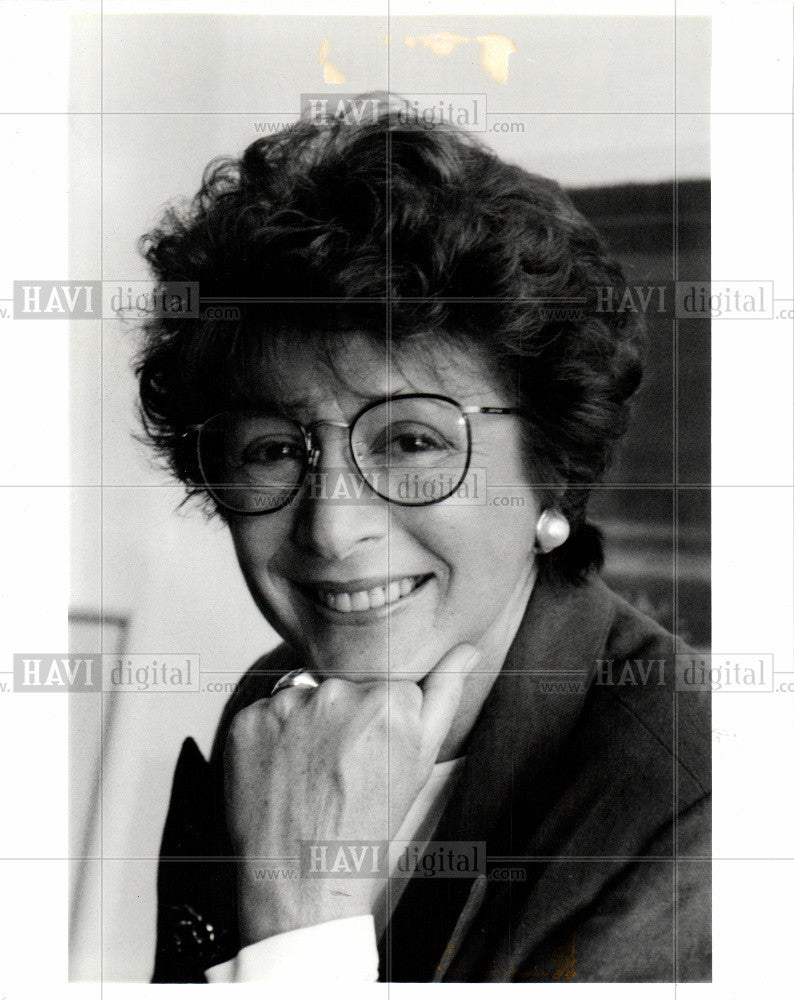 1991 Press Photo Lois Pincus in her gallery - Historic Images