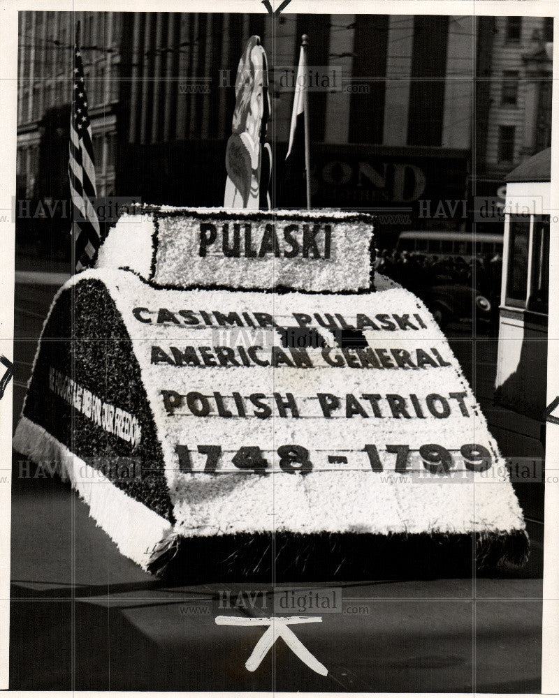 1946 Press Photo Floats in Parade - Historic Images