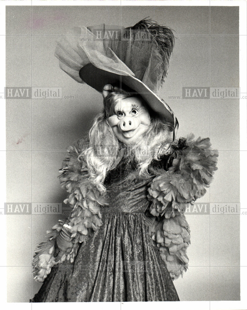 1981 Press Photo Miss Piggy Eastern Onion costume - Historic Images