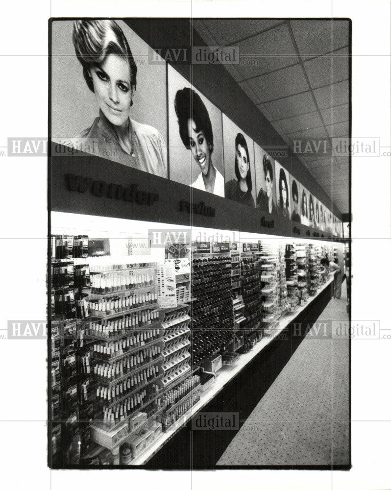 1989 Press Photo The cosmetic section - Historic Images