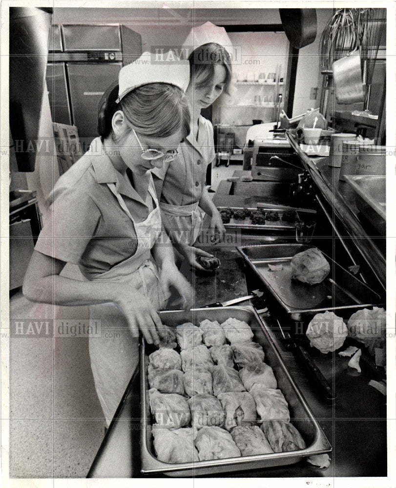 1975 Press Photo Linda Hodge Marjorie Couzens cooks - Historic Images