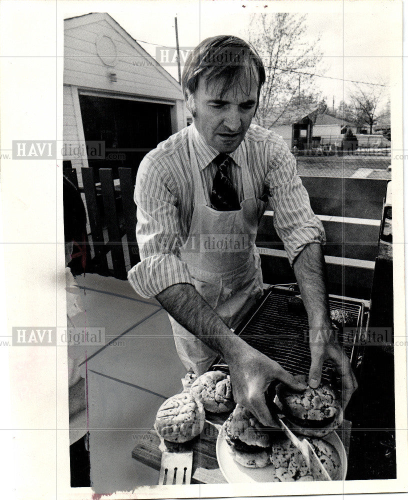 1974 Press Photo Back yard grill expert Bill Graves - Historic Images