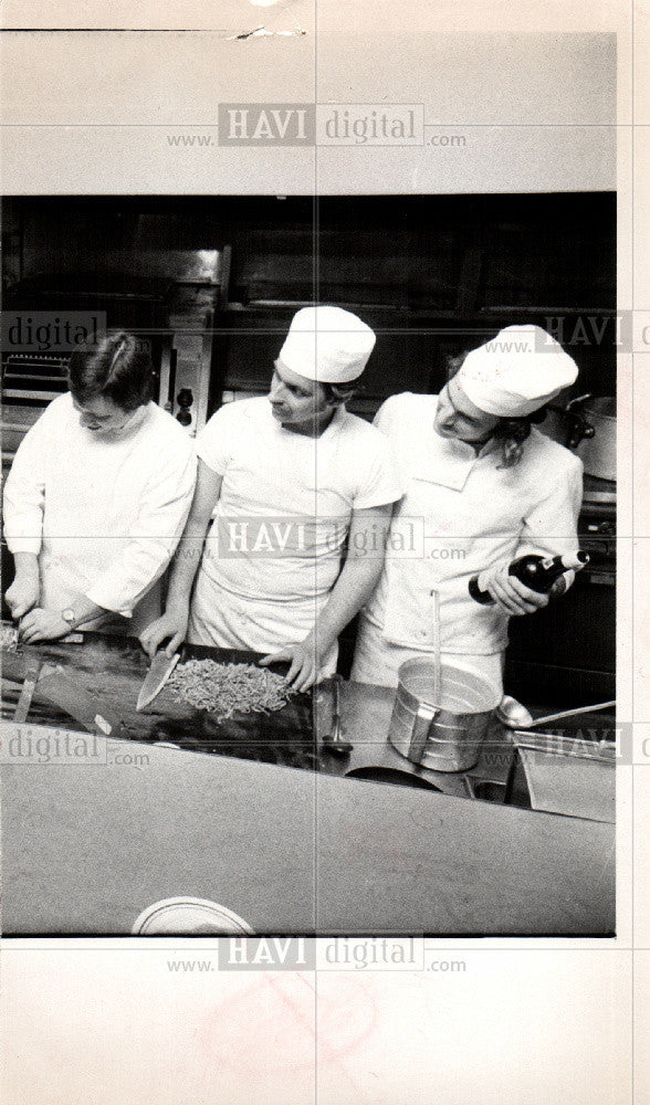 1974 Press Photo Cooking - Historic Images