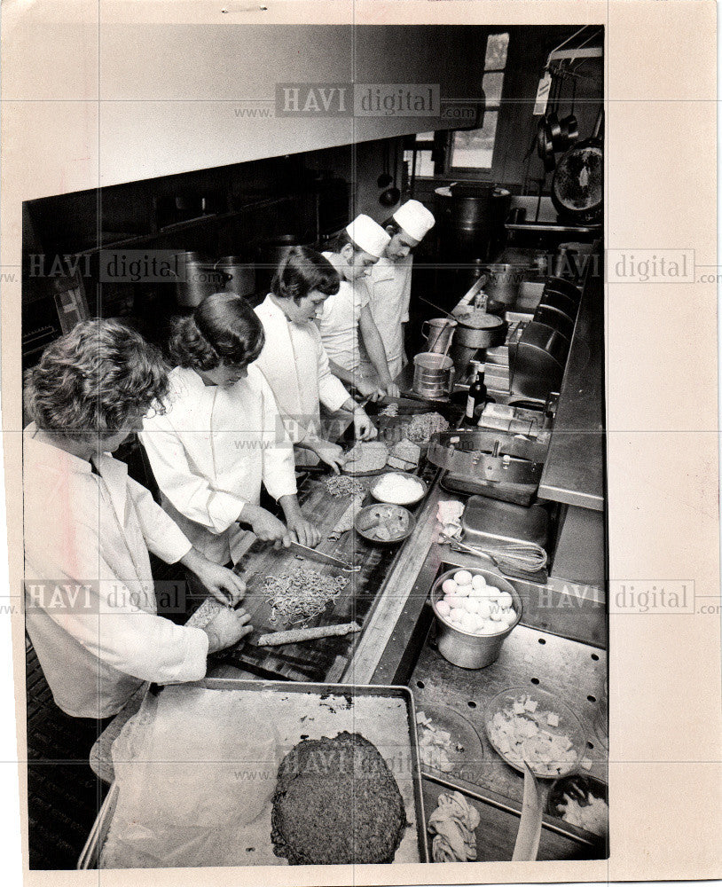 1974 Press Photo cooking food cook white heat meat - Historic Images