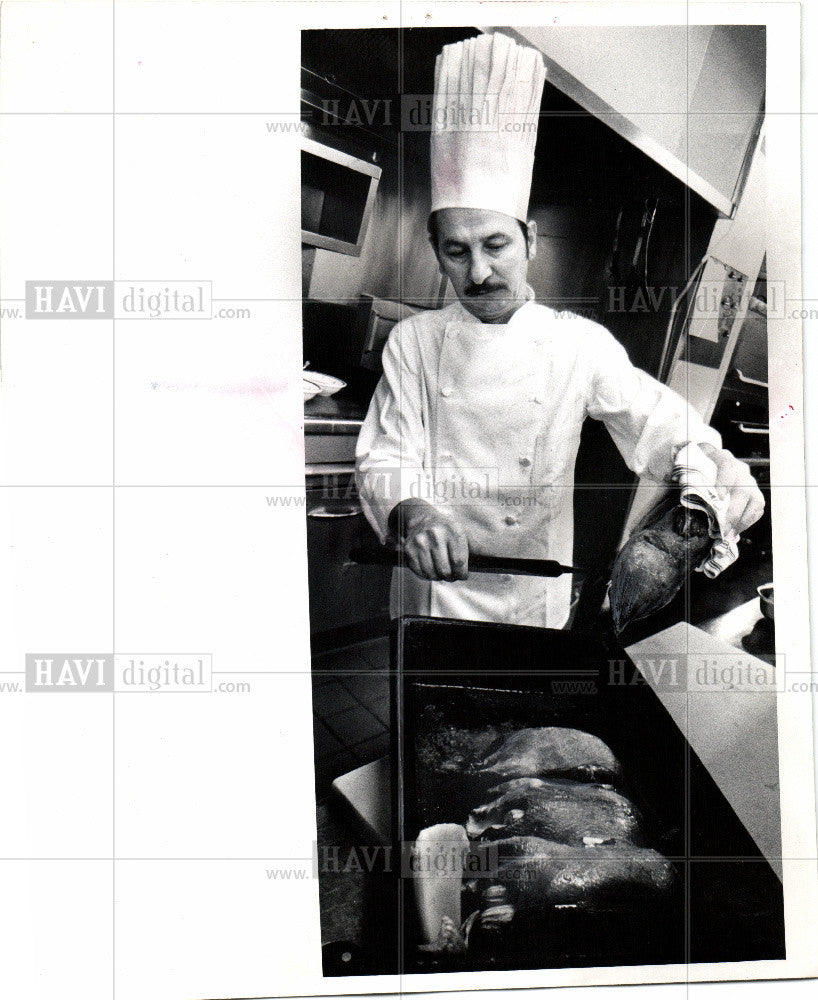 1973 Press Photo Chef Louis Gaz Detroit Club cooking - Historic Images