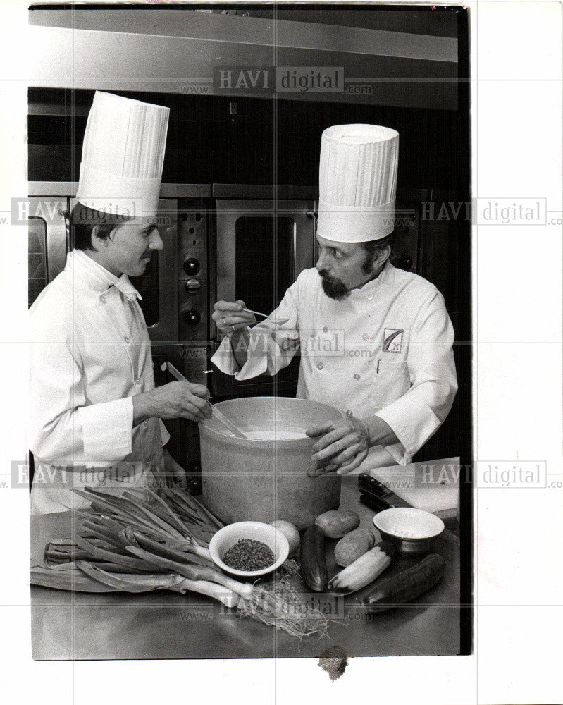 1978 Press Photo Sikorski Mairlot chefs Cucumber Soup - Historic Images