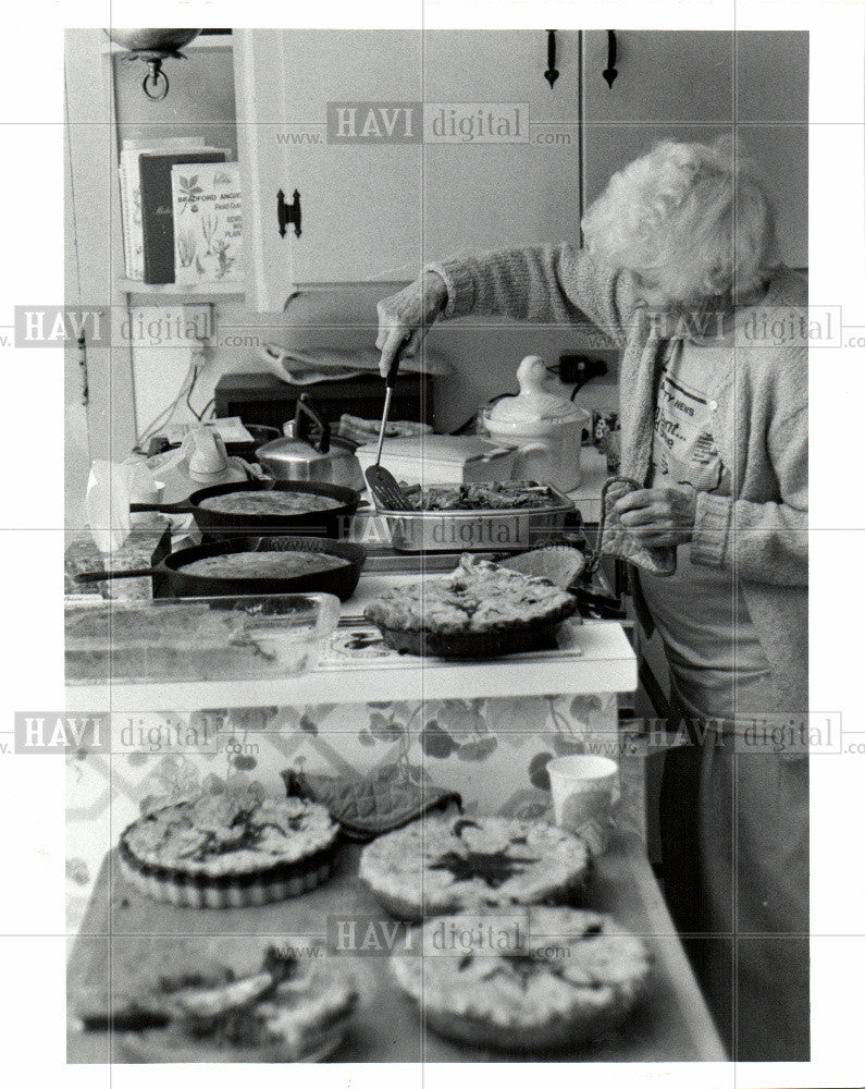 1986 Press Photo Cooking Bea Bowen plum pies - Historic Images