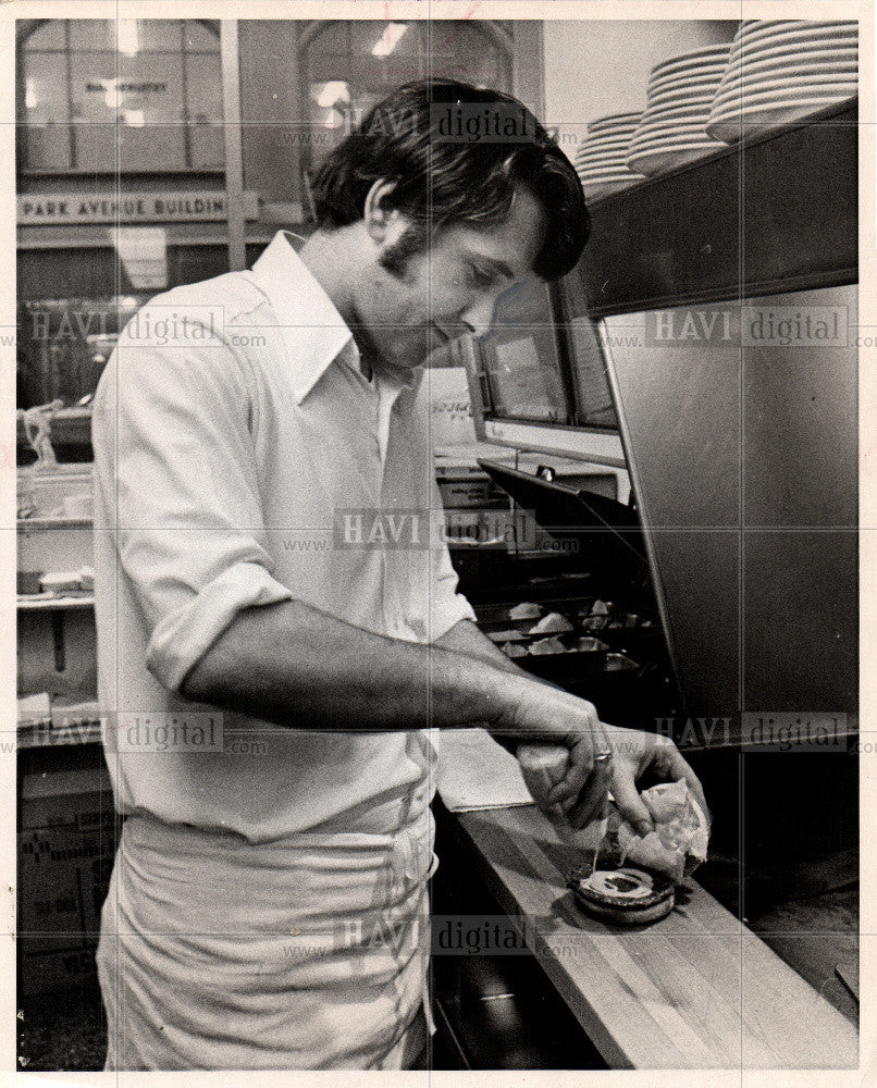 1973 Press Photo Elias Karathanasis coney island - Historic Images