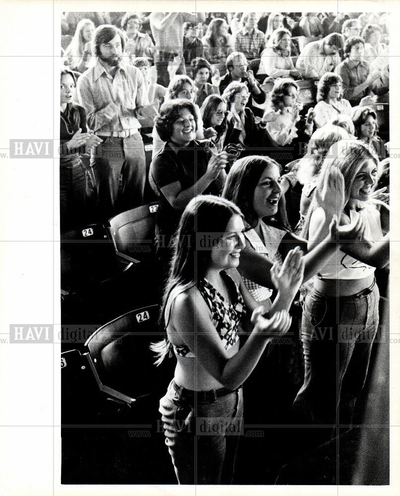 1974 Press Photo Rock Roll Music Concert Fans - Historic Images