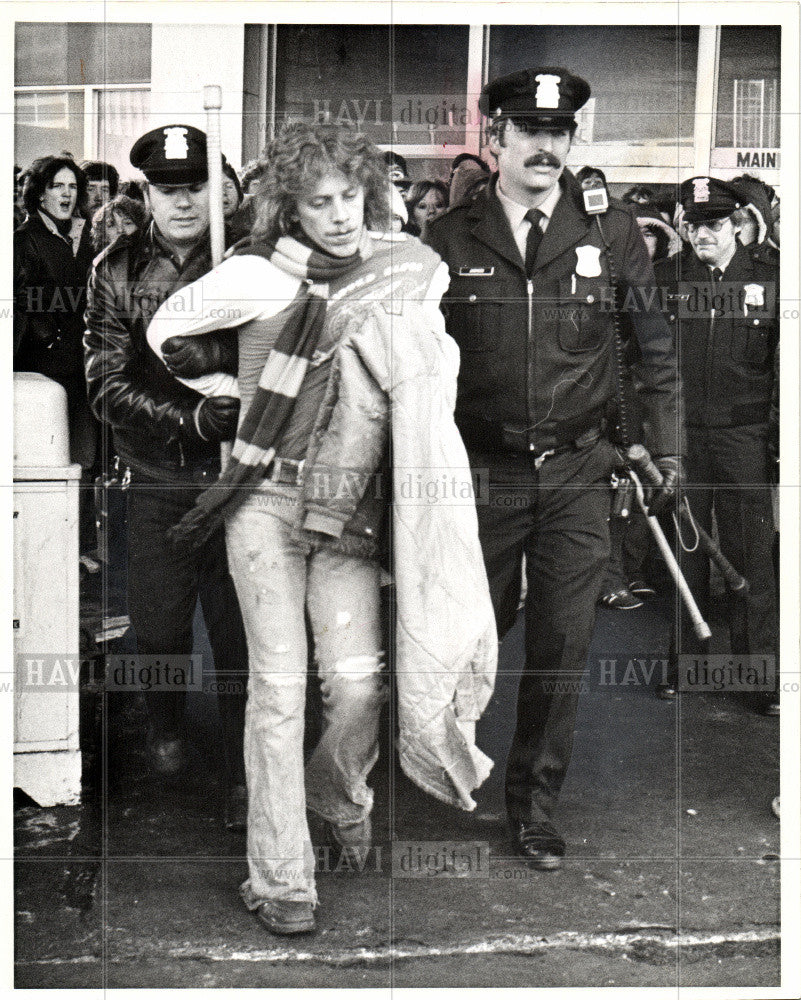 1980 Press Photo Rock concert fan policeman nightstick - Historic Images