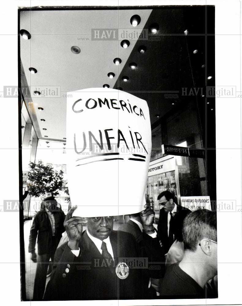 1990 Press Photo Comerica Bank protest Nathaniel Hazzie - Historic Images