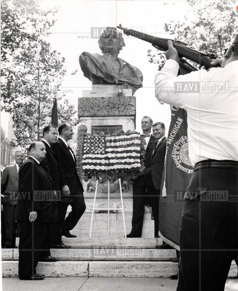 1962 Press Photo Parade Salutes Columbus - Historic Images