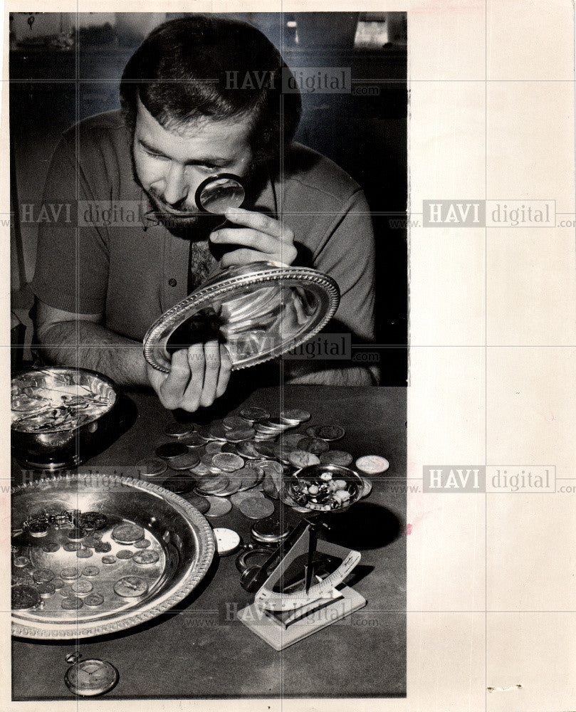 1974 Press Photo Prestige Coins Bob Naimy Dave Patrusak - Historic Images