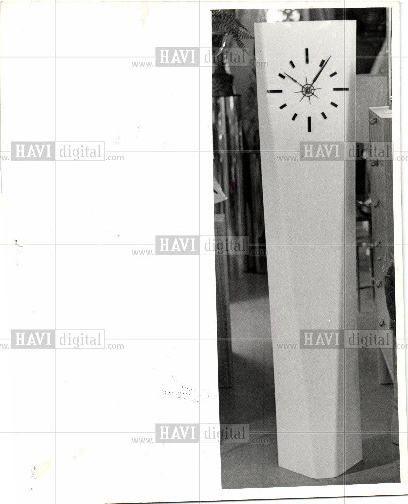 1976 Press Photo Plexiglas Clock Lilian Braun - Historic Images