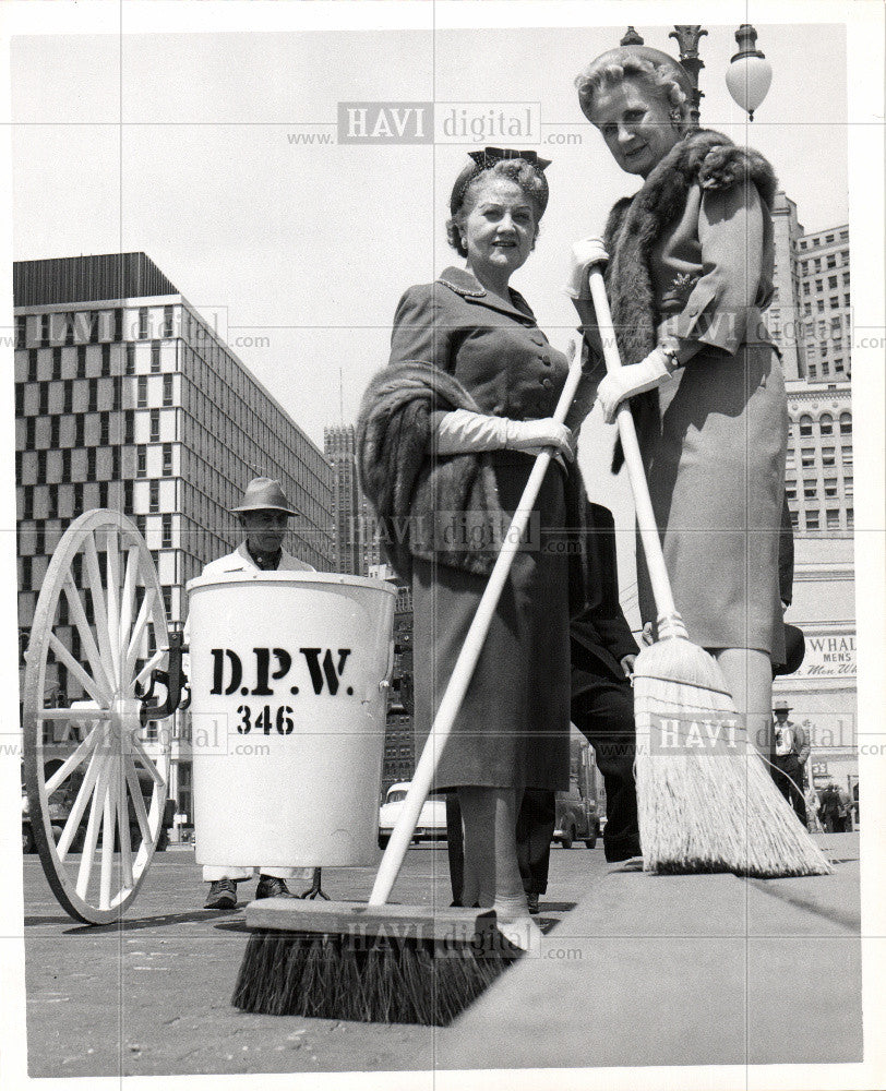 Press Photo Clean Up Week - Historic Images