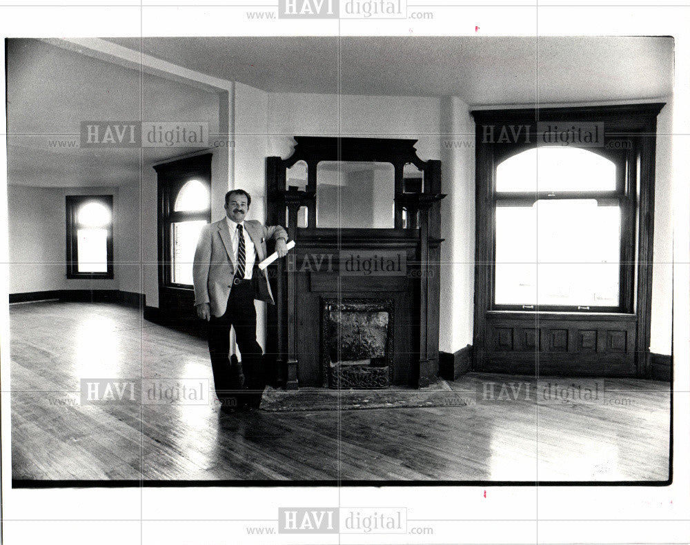 1981 Press Photo Fred Lax renovated luxury apartments - Historic Images