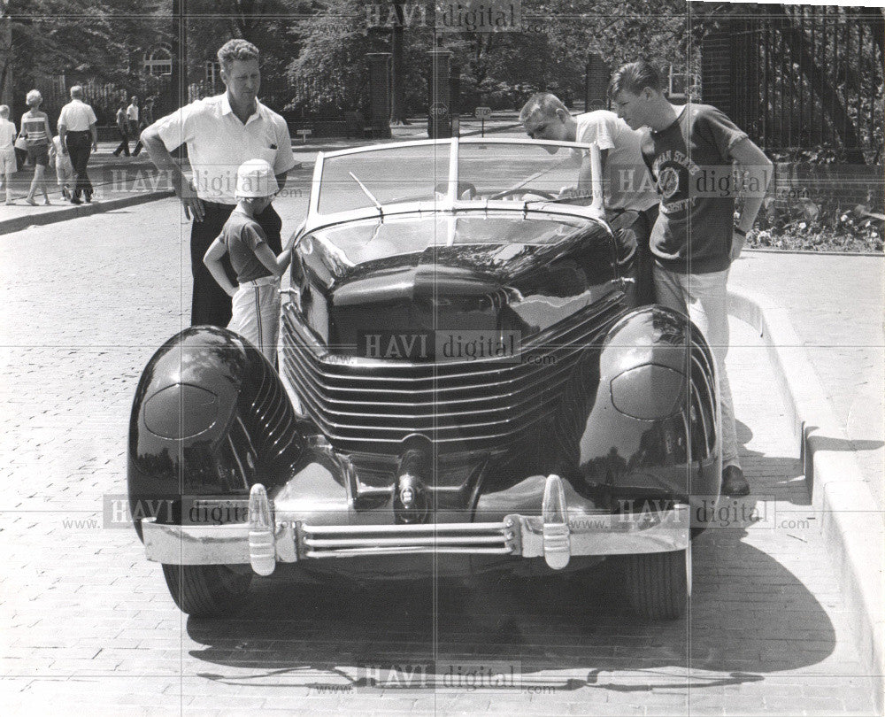 Press Photo Ford, automobile, youngsters - Historic Images