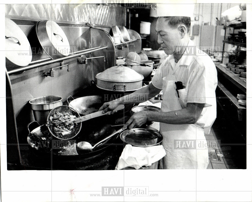 1975 Press Photo Cooking - Historic Images