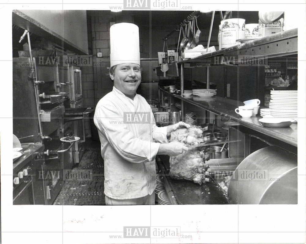 1977 Press Photo Cooking Charles Miller Kingsley Inn - Historic Images