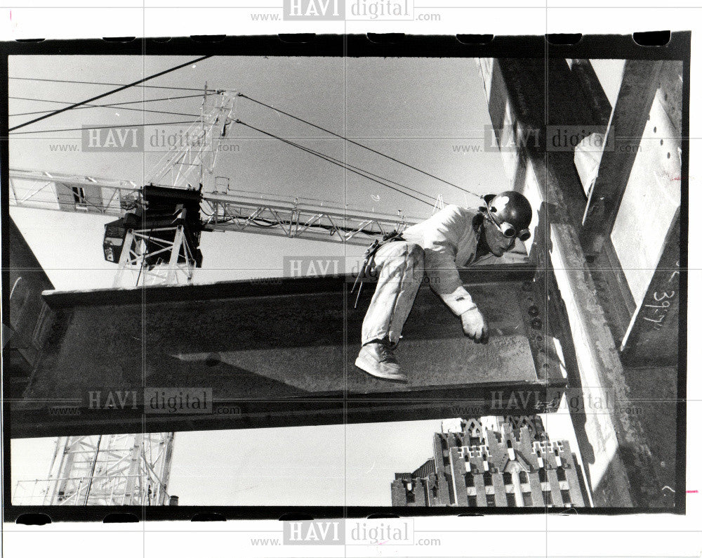 1991 Press Photo A WORKER TIGHTENS THE BOLTS - Historic Images