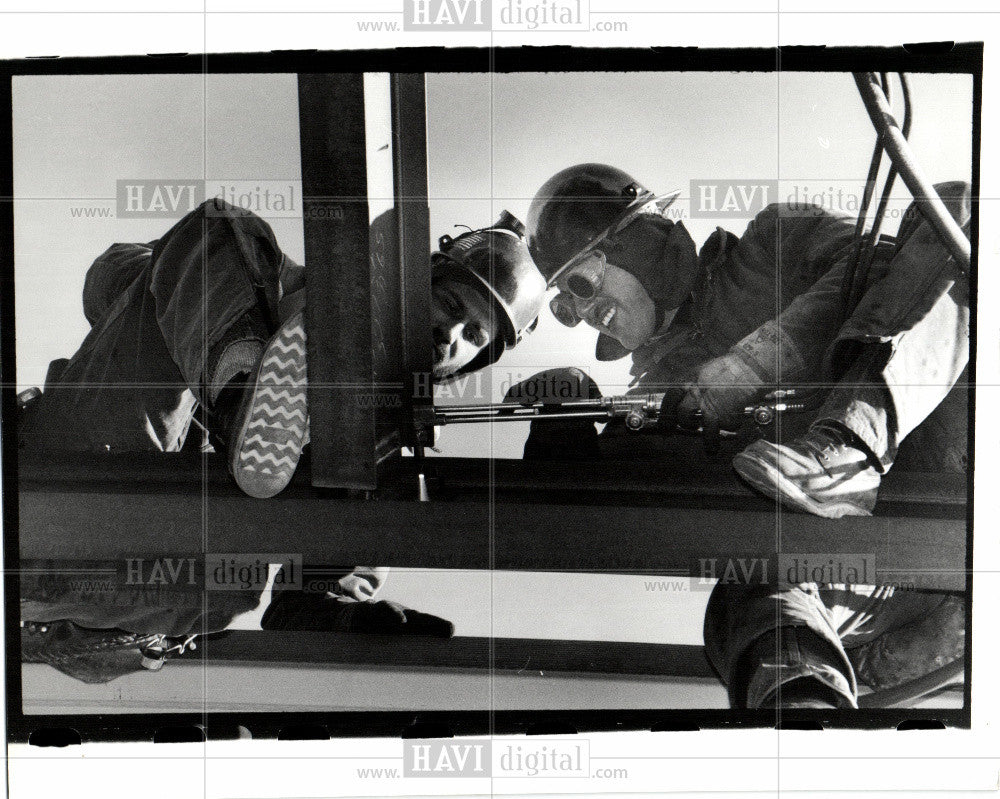 1991 Press Photo One Detroit Center Iron Welding Worker - Historic Images