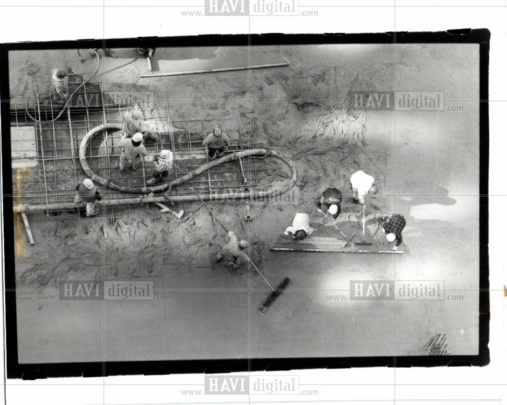 1991 Press Photo One Detroit Center Construction Cement - Historic Images