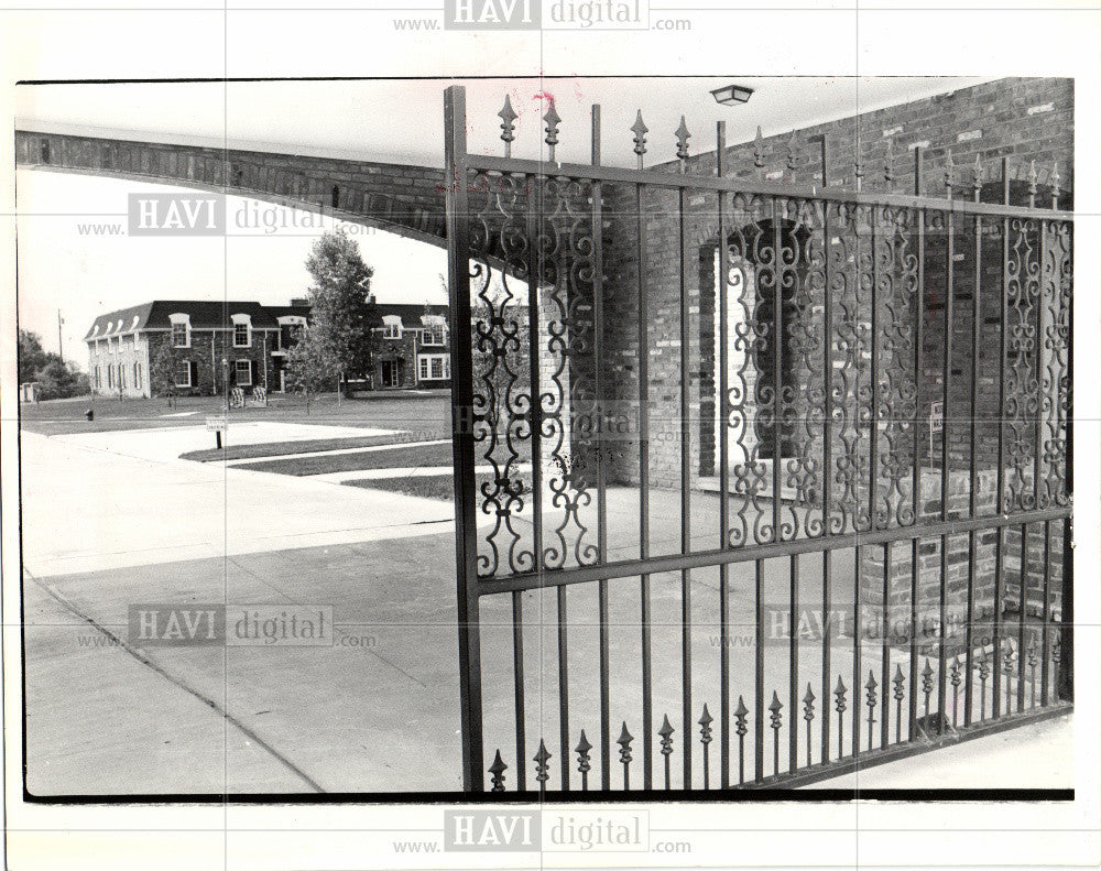 1975 Press Photo Rodney Lockwood Real Estate Detroit - Historic Images