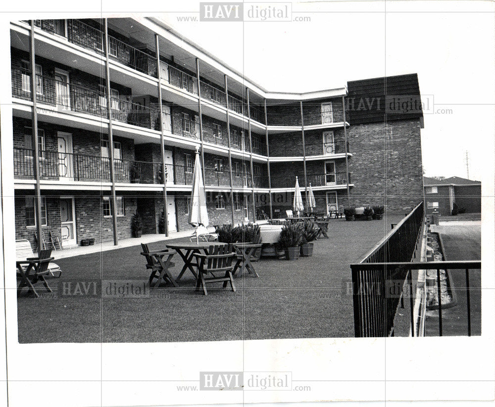 1974 Press Photo Fairways Condominium Royal Oak Garage - Historic Images