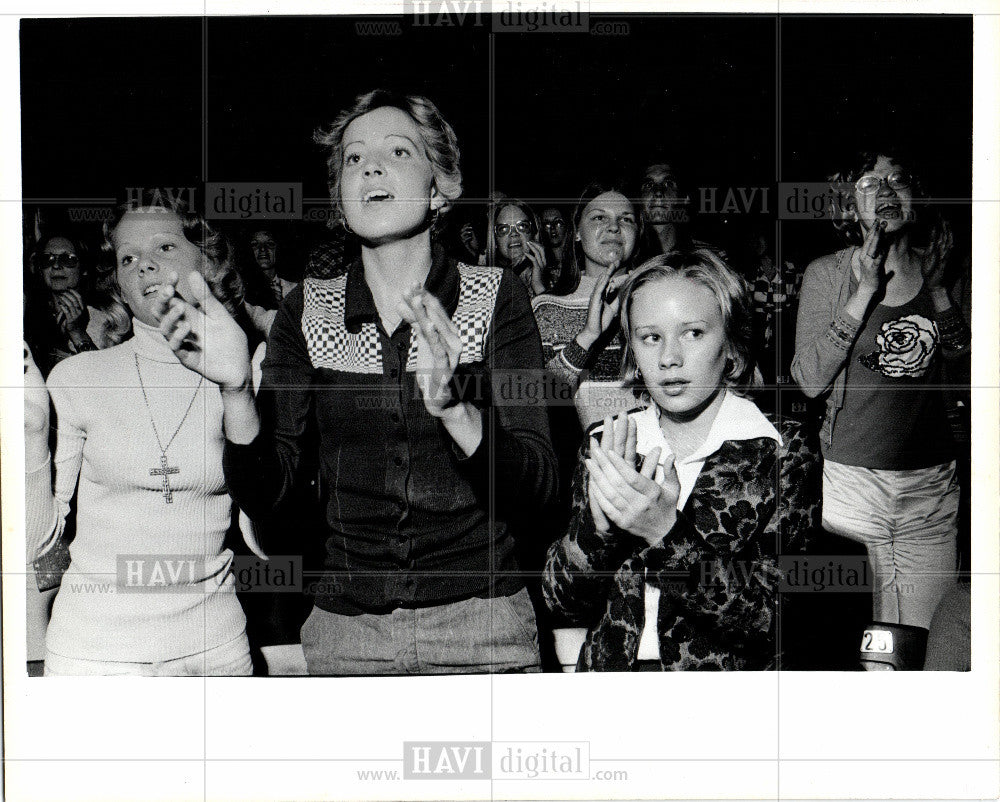 1974 Press Photo Rock Roll Concert Fans Music - Historic Images