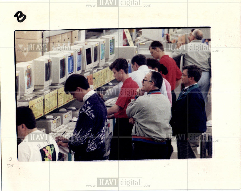 1993 Press Photo shopping CompUSA  Madison Heights mall - Historic Images