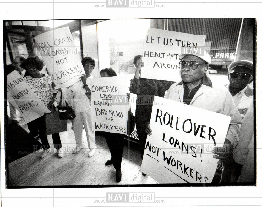 1990 Press Photo protesters union Comerica bank lobby - Historic Images