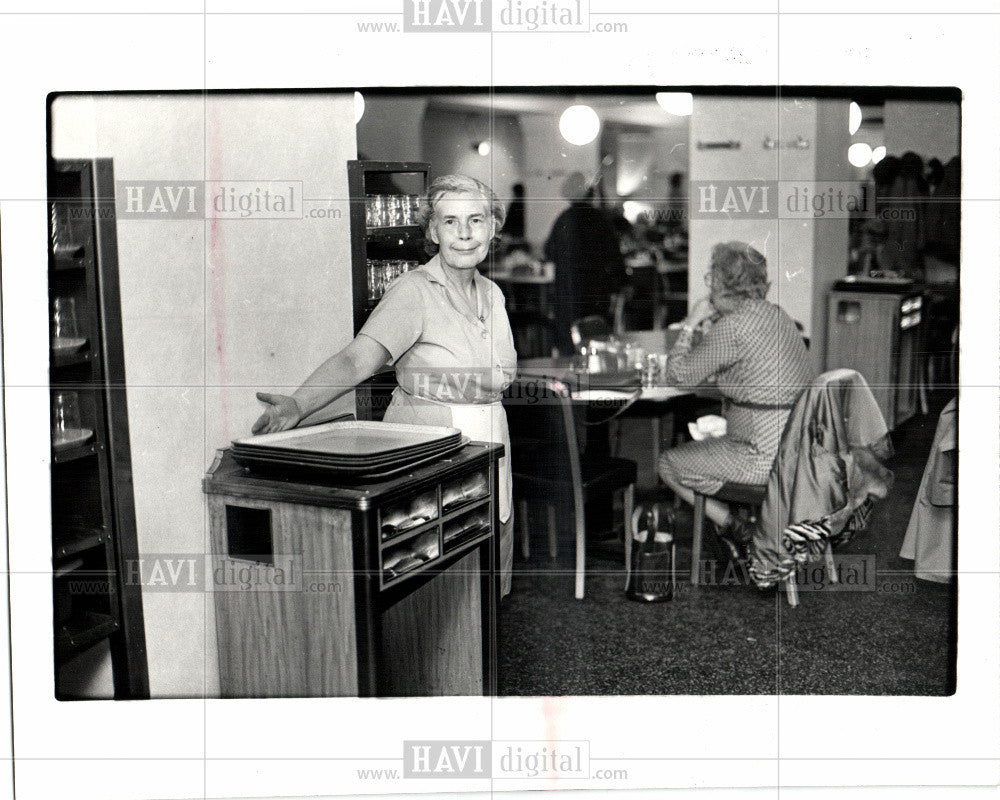 1982 Press Photo Shirley Lewis,Colonnade Cafeteria,1982 - Historic Images