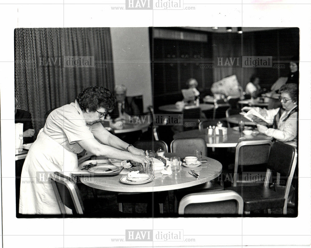 1982 Press Photo Angela Tanbey, cleaning table - Historic Images