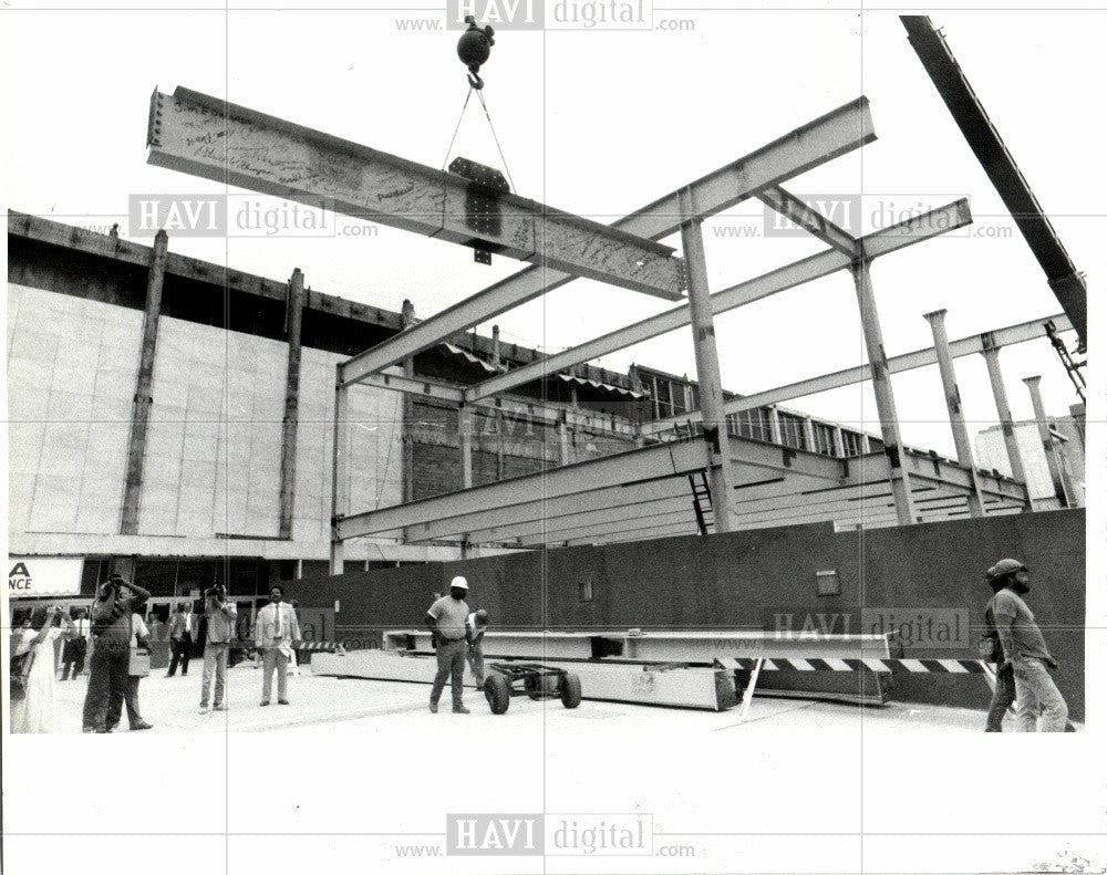 1986 Press Photo Cobo Hall expansion I-beam autographs - Historic Images