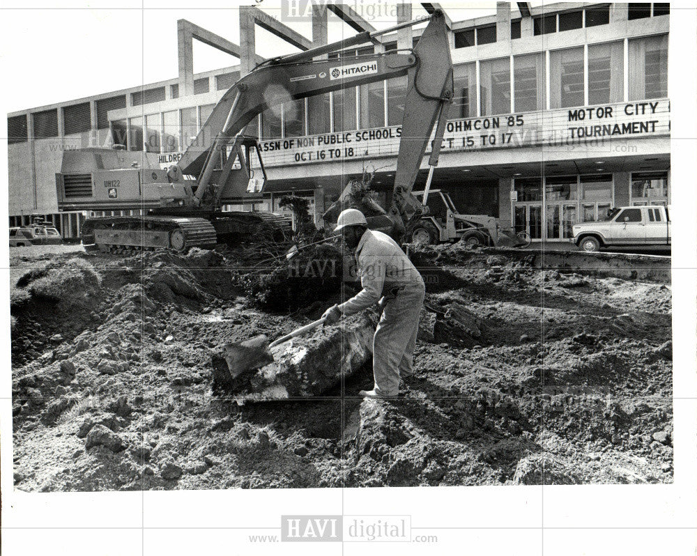 1985 Press Photo Henry Calhoun, downtown renovation - Historic Images