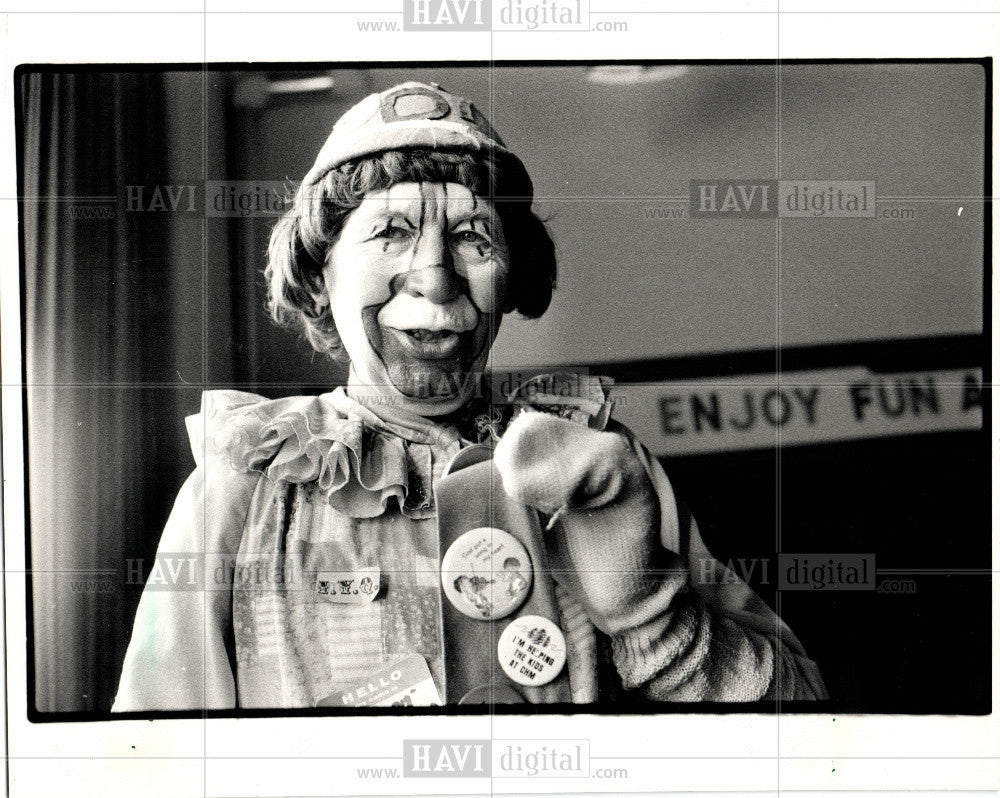 1987 Press Photo Clown 007 - Historic Images