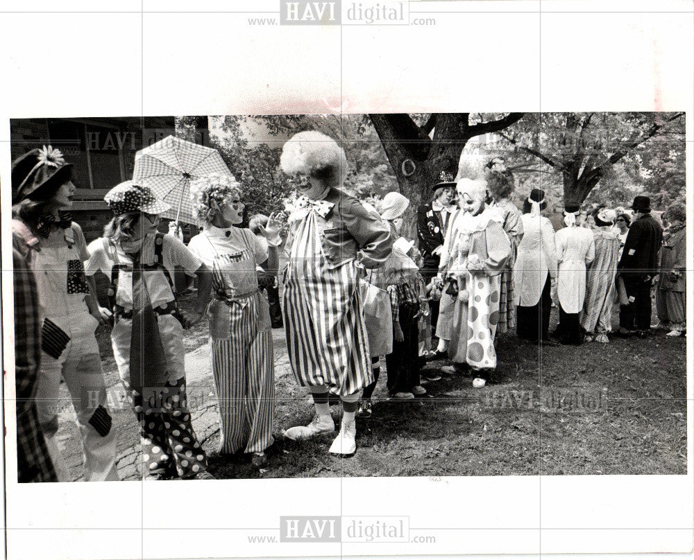 1977 Press Photo Detroit Zoo clowns visit - Historic Images