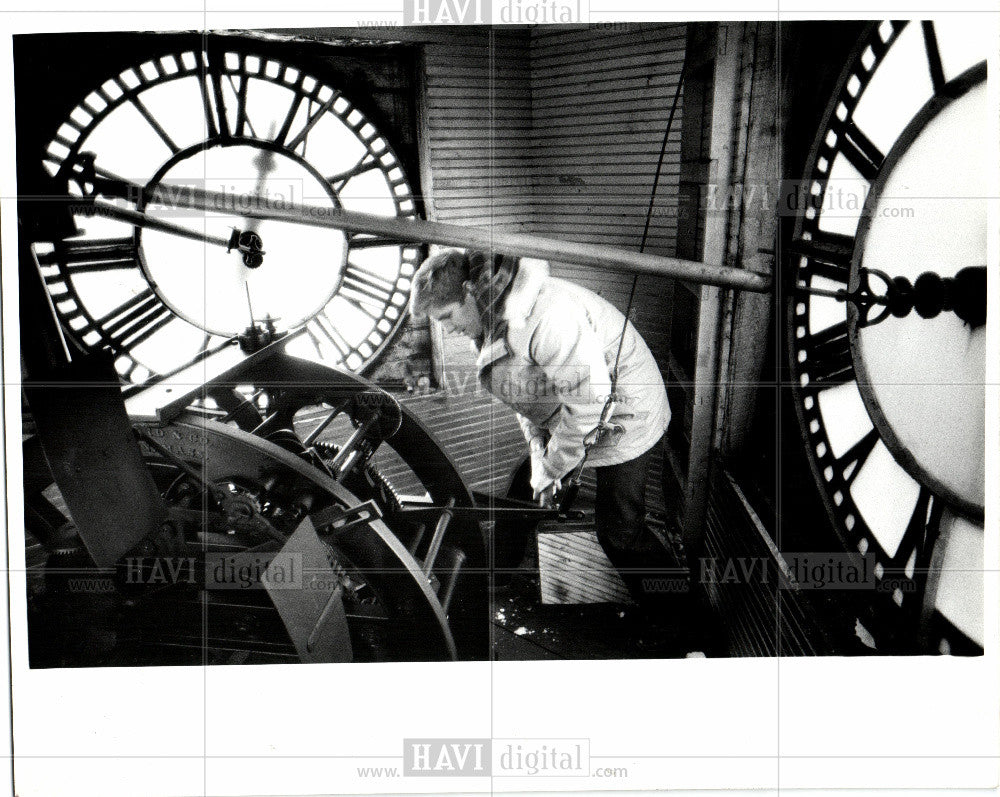 1985 Press Photo Marquette Savings Bank Clock Historic - Historic Images