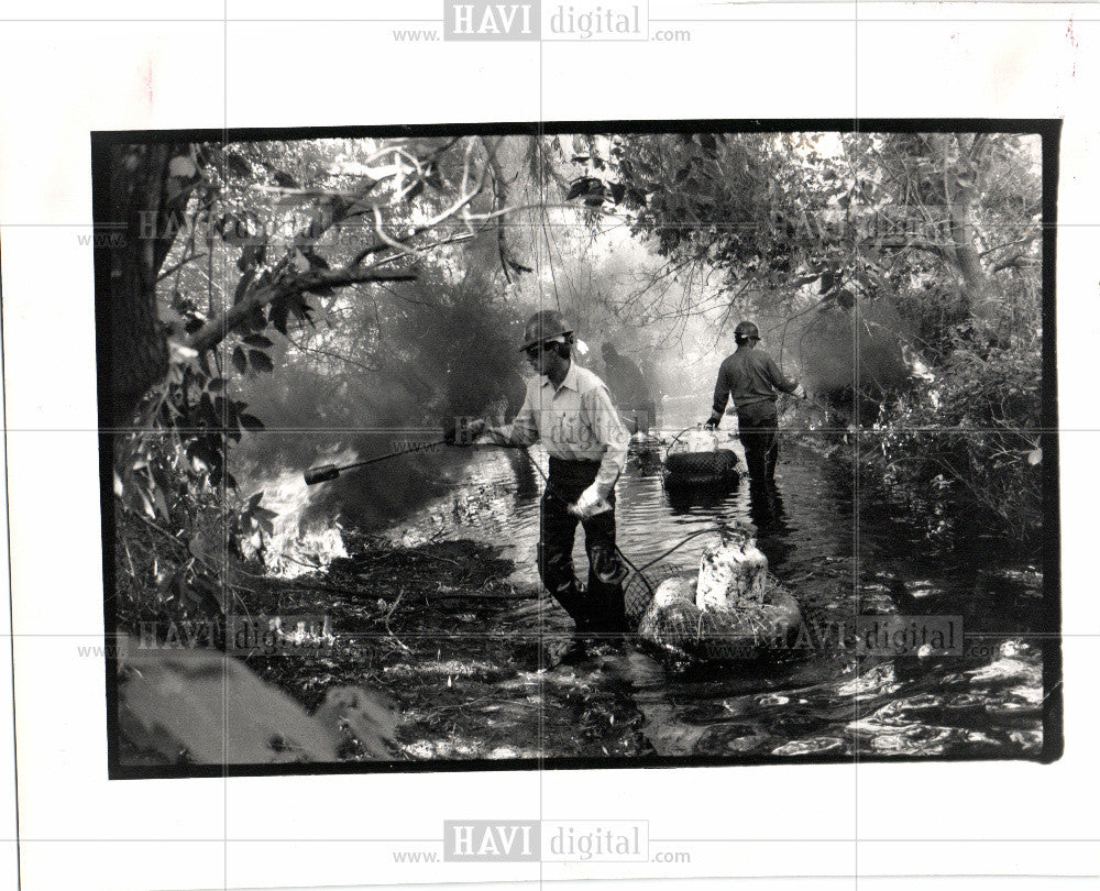 1988 Press Photo Lakehead Pipe Line Co, fire oil spill - Historic Images