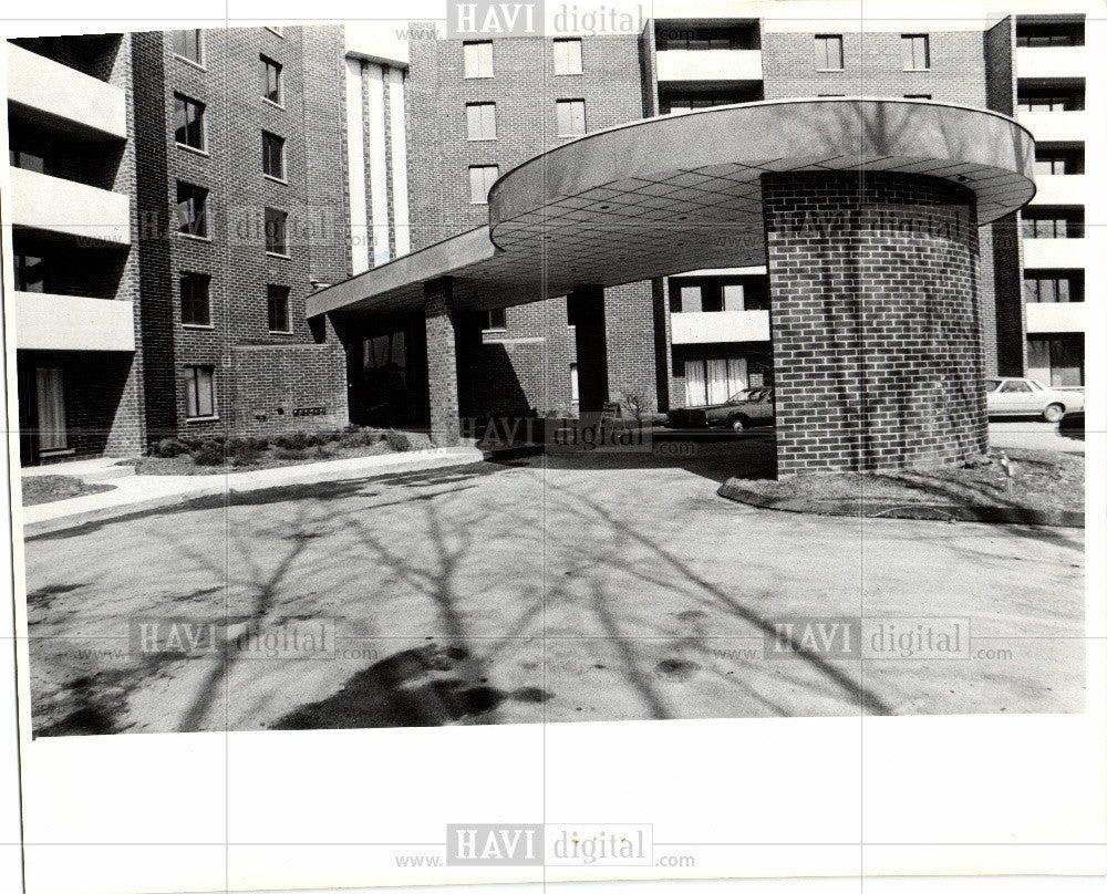 1975 Press Photo Clagmoor Apartments, Entry is covered - Historic Images