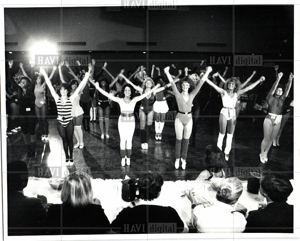 1982 Press Photo Warm Up Split Up 1982 - Historic Images