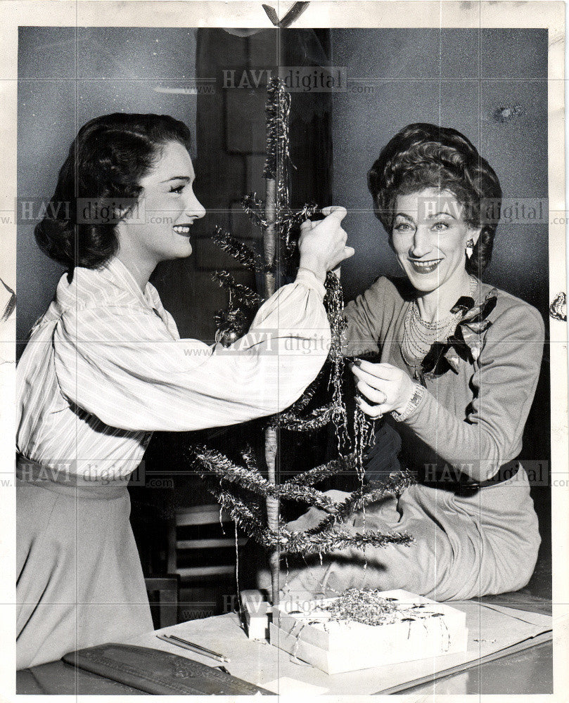 1947 Press Photo Doris Dowling (left) &amp; Hilda Vaughn - Historic Images