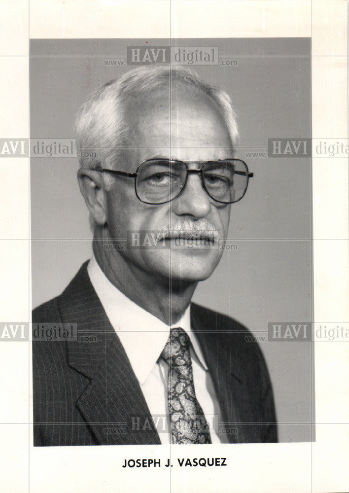 1990 Press Photo Joseph J. Vasquez GM Director - Historic Images