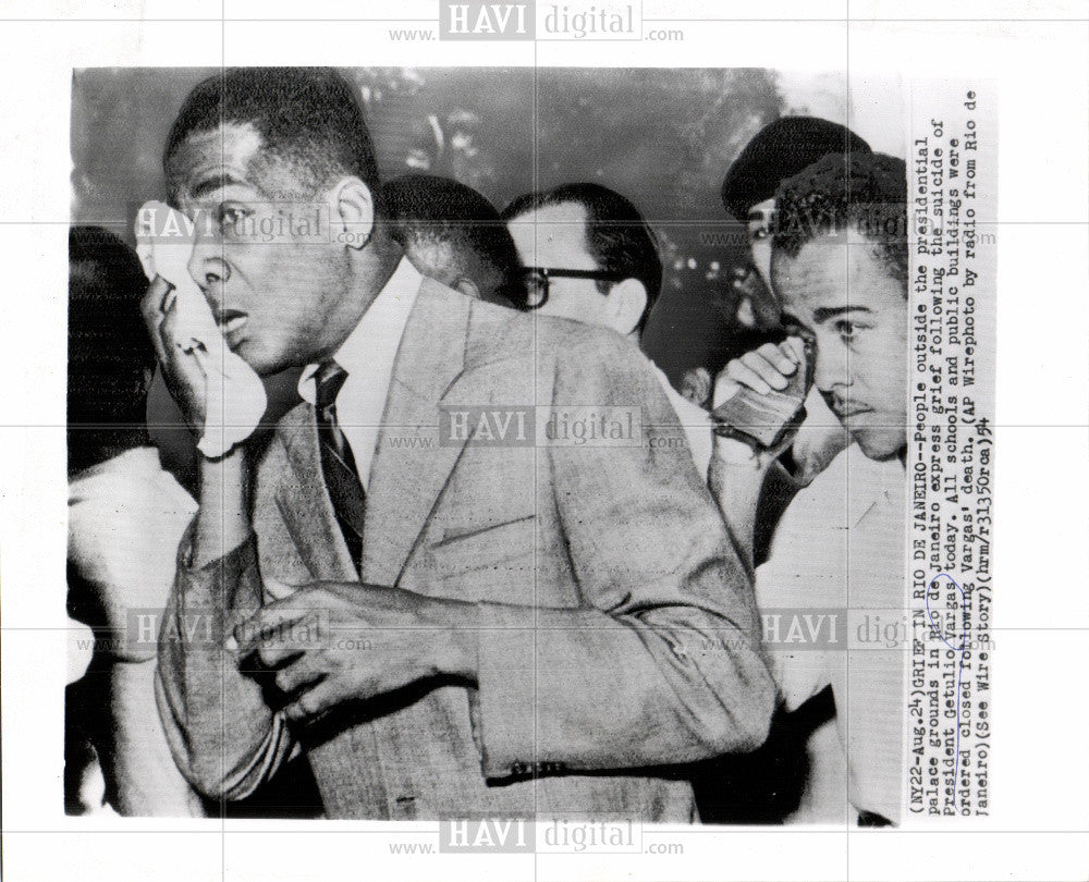 1954 Press Photo mourners Rio de Janeiro palace Vargas - Historic Images