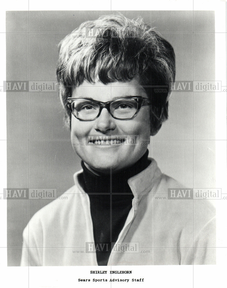 1971 Press Photo Shirley Englehorn Sears Sports Staff - Historic Images